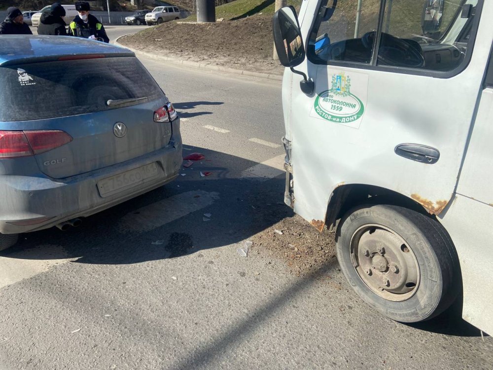 Микроавтобус с 15 пассажирами попал в ДТП в Ростове 19 марта