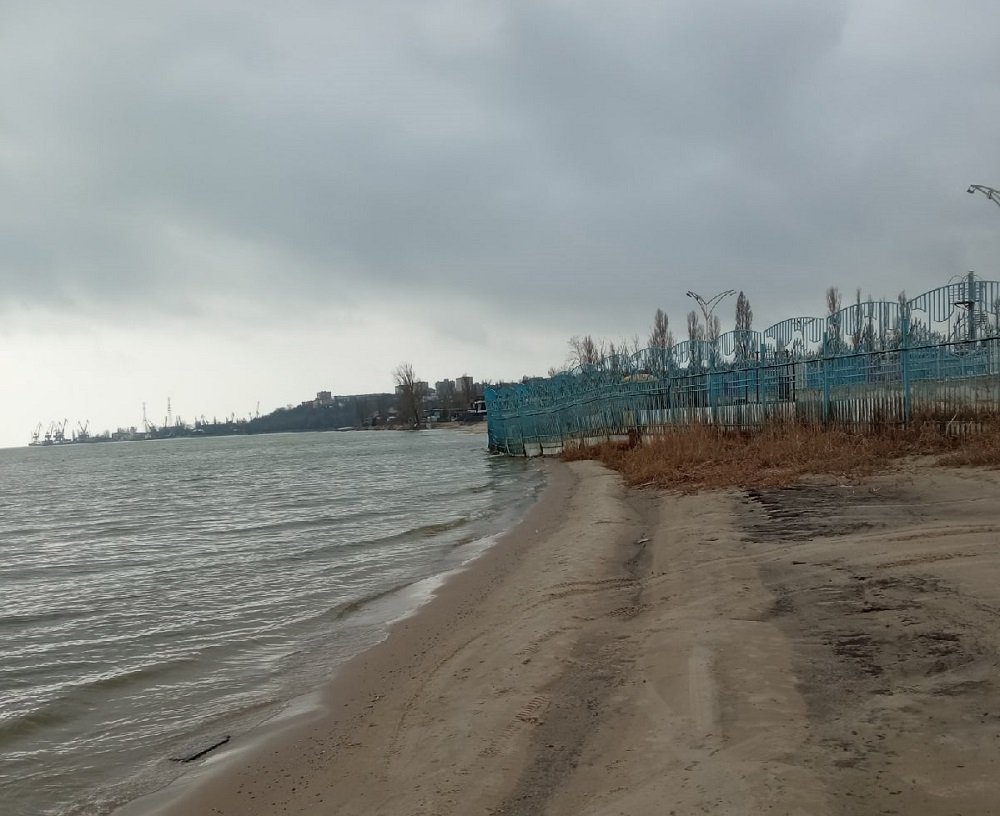 Жителей Таганрога возмутил захват берега Таганрогского залива местным аквапарком