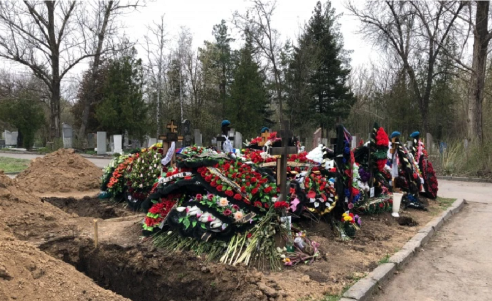 На Аллее Героев Северного кладбища Ростова появились 11 могил военнослужащих в 2022 году