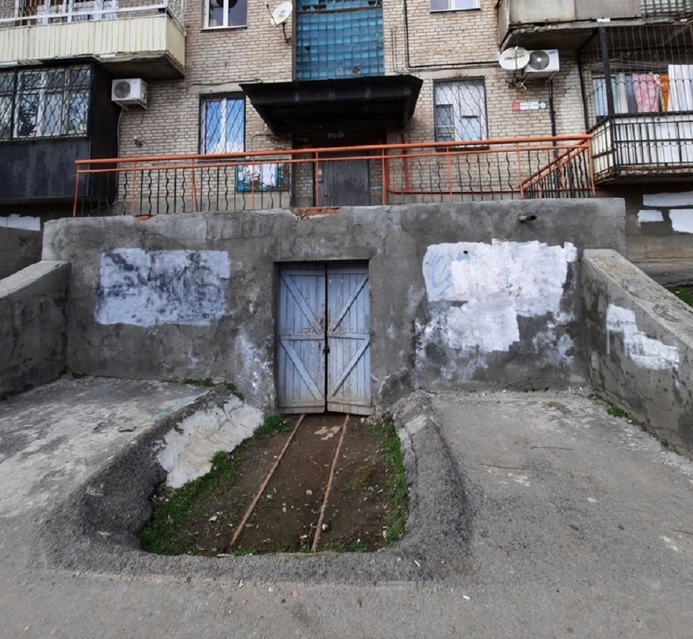 Вход в подозрительный бункер под девятиэтажной обсуждают жители Ростова-на-Дону