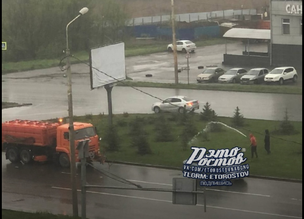 Ростовчан взбесили коммунальщики, поливающие газон во время дождя в апреле