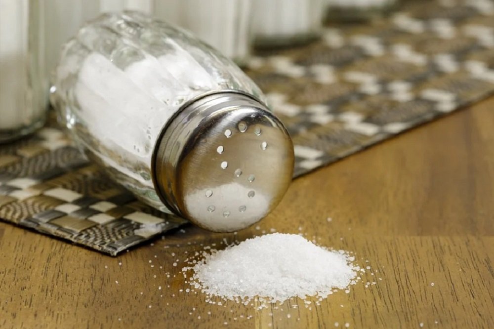 Невролог Шубин рассказал, чем можно заменить соль и получить пользу