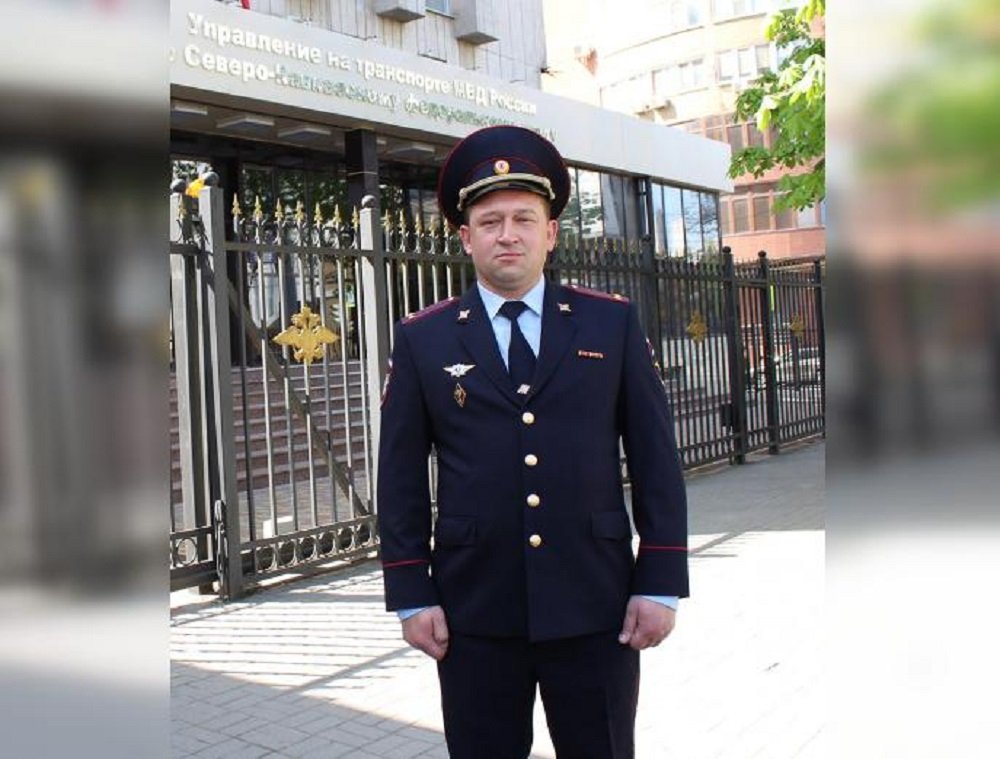 В Ростовской области полицейские рискую жизнью спас из горящего дома жильца