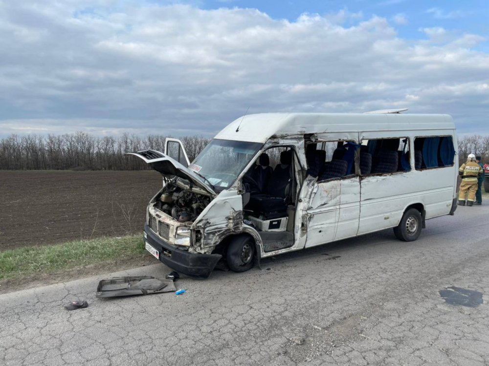 В Ростовской области в результате ДТП микроавтобуса и КамАЗа погиб человек и семеро пострадали