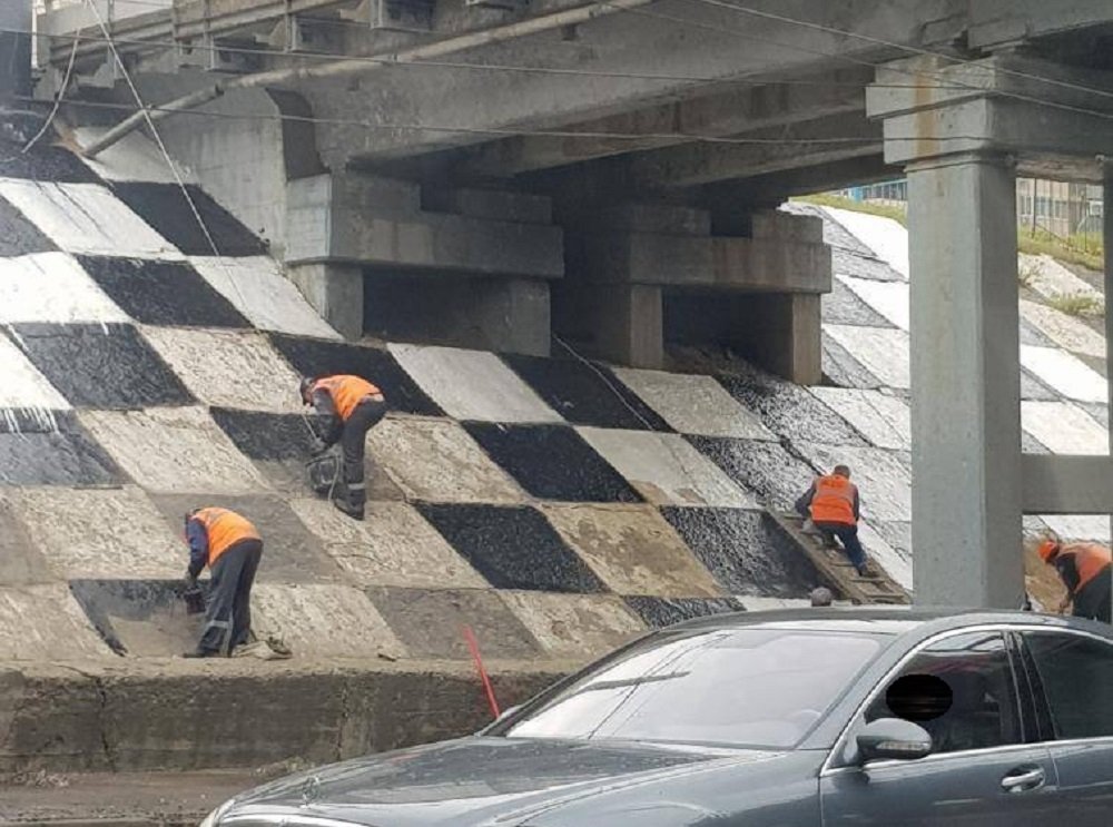 Ростовчане высмеяли нано-покраску бетонной отмостки поверх грязи на Стадионной
