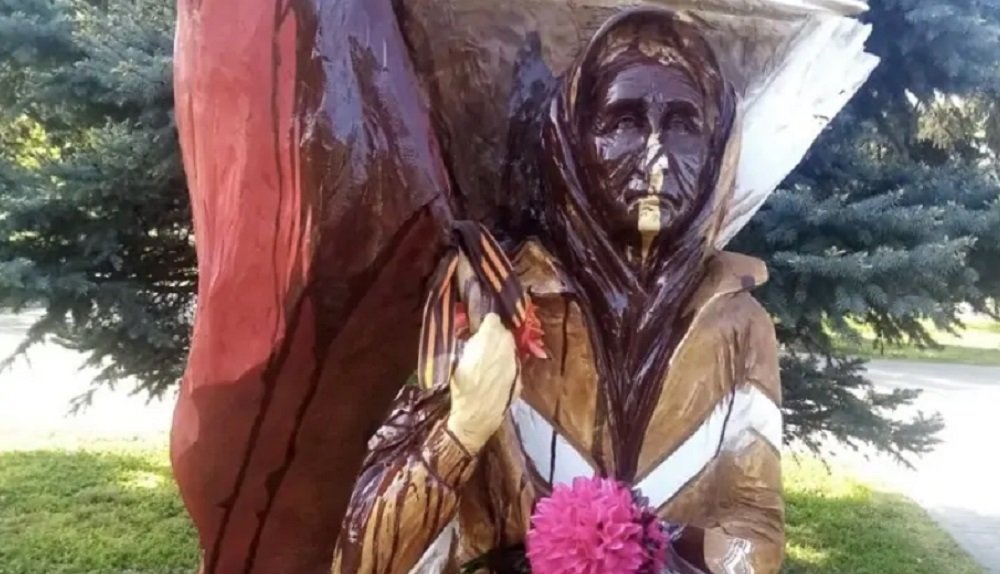 Вандалы в Азове облили краской скульптуру знаменитой старушки с советским флагом