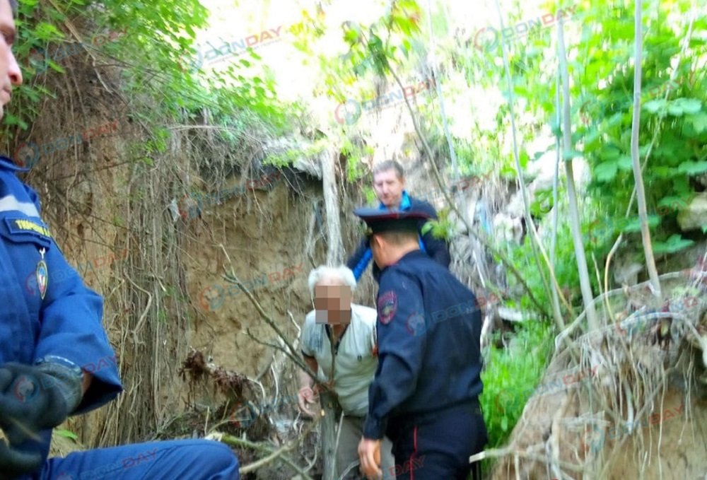 В Приморском парке Таганрога 80-летний мужчина сорвался с обрыва головой вниз 9 мая