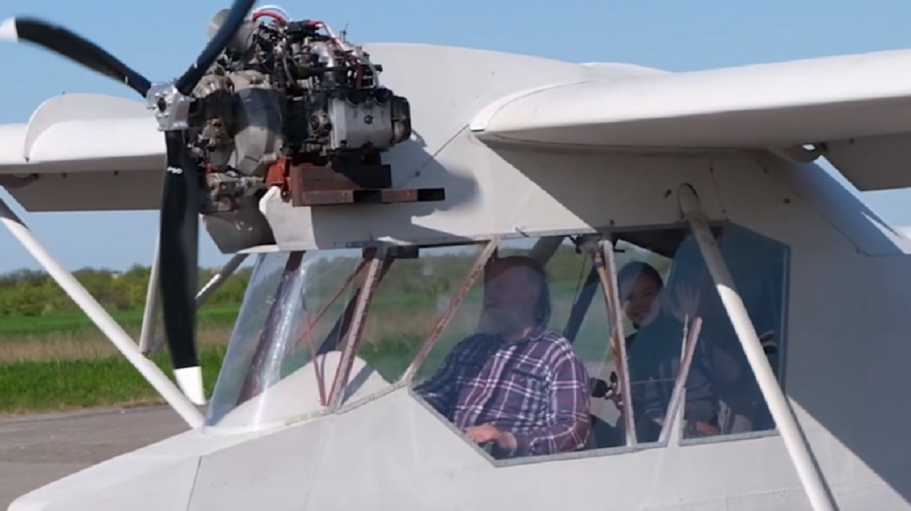 Пенсионер в Ростовской области из подручных материалов летающий самолет-планер