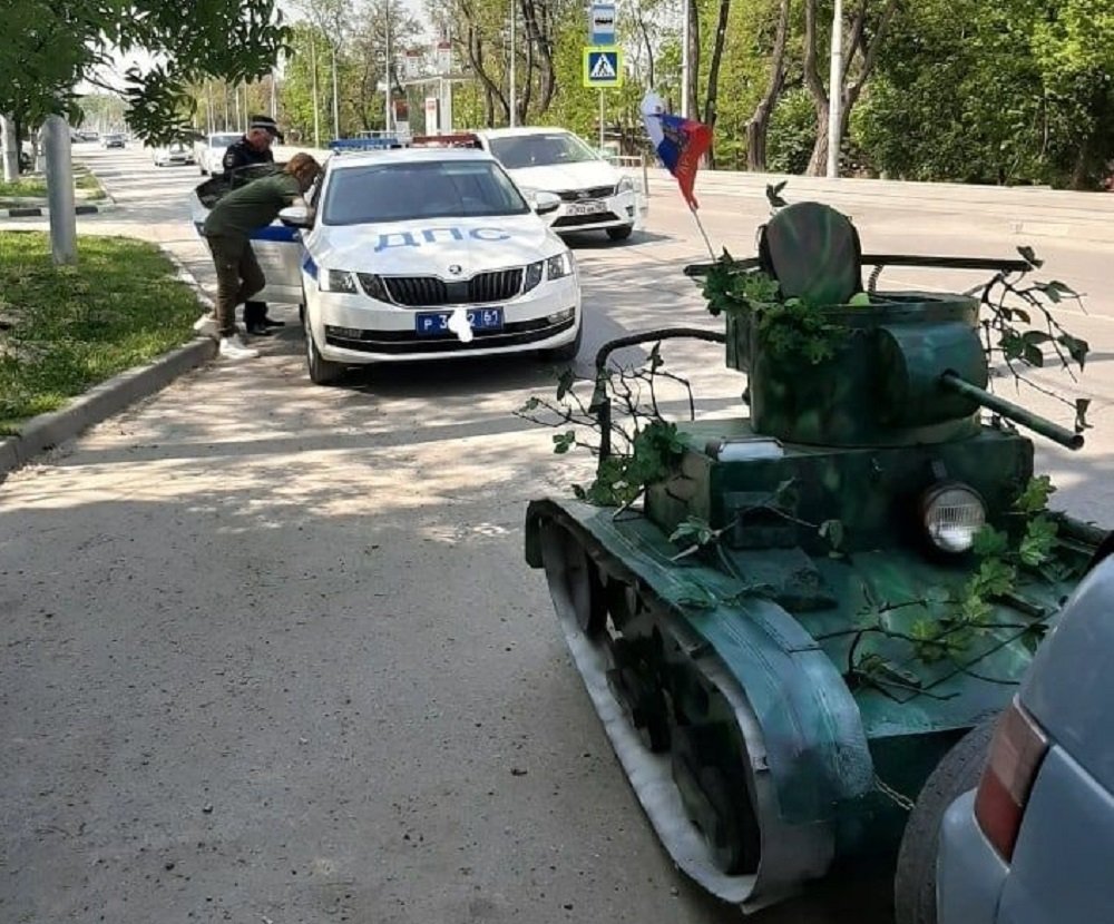 В Таганроге мужчина пожаловался на лишение прав за буксировку праздничного танка в День Победы