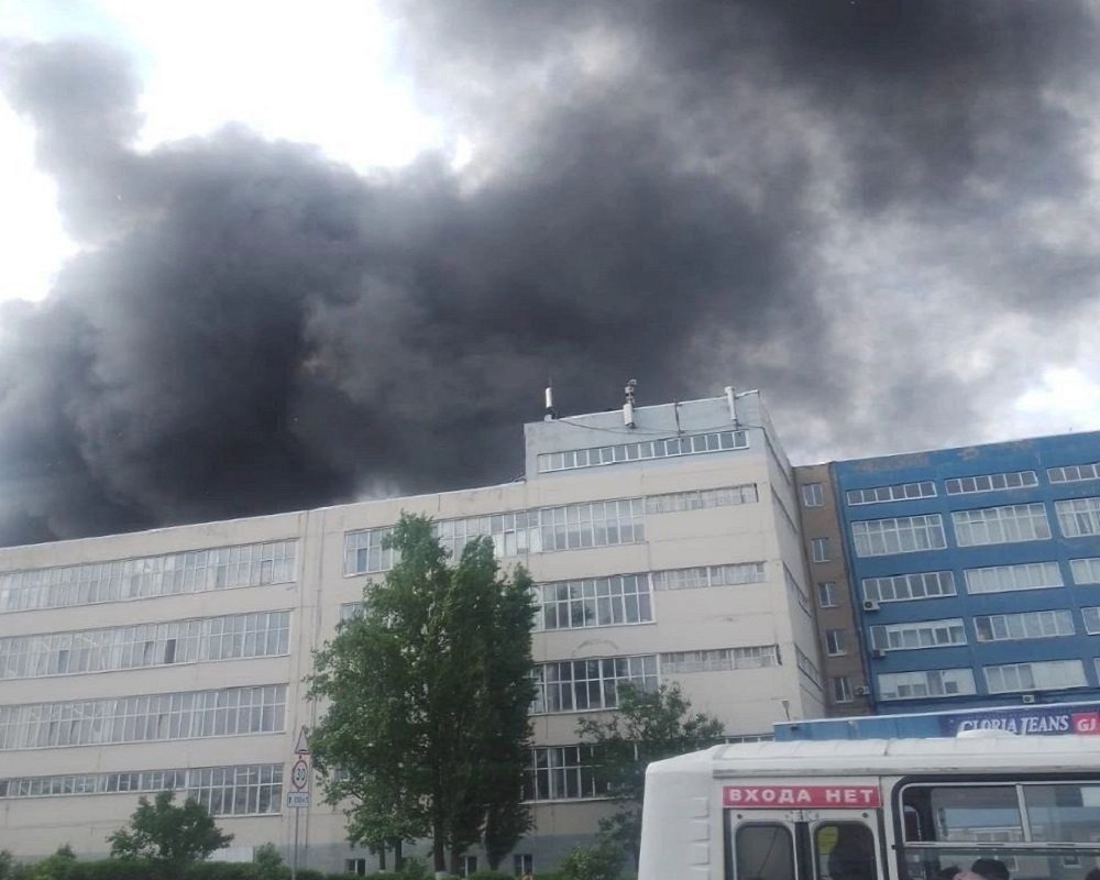 На заводе Gloria Jeans в Ростовской области вспыхнул мощный пожар