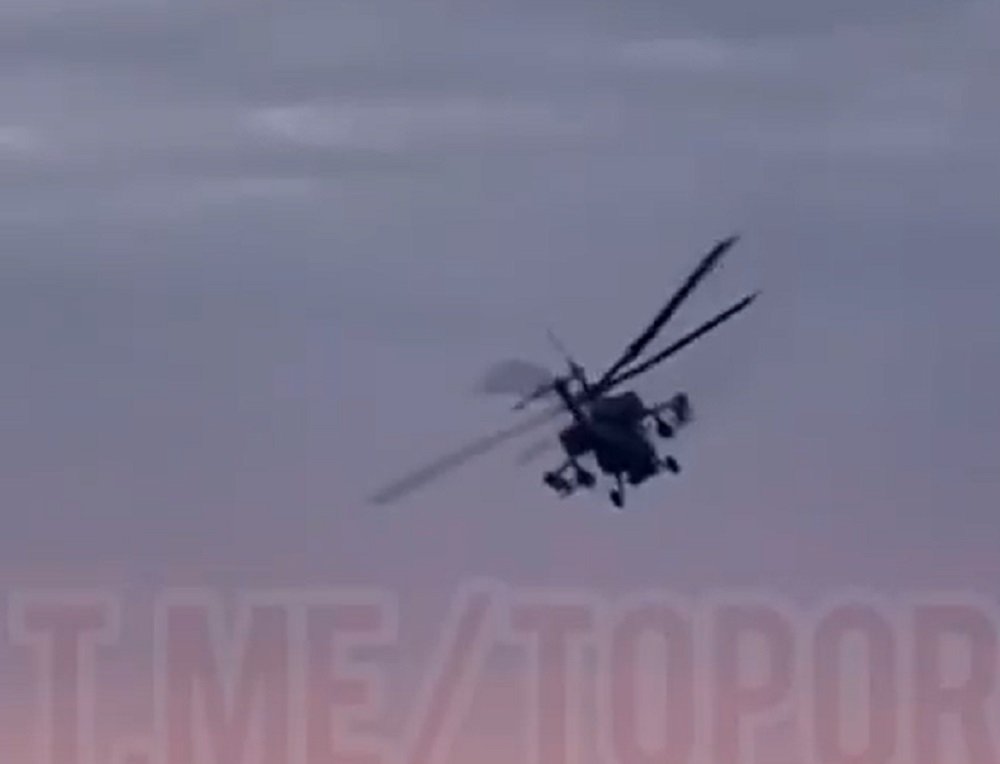 Маневры вертолета напугали отдыхающих на набережной Таганрога 15 мая