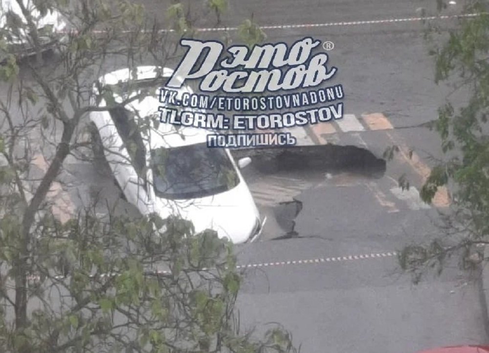 В Ростове-на-Дону на Западном автомобиль провалился под асфальт 18 мая