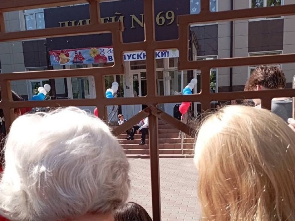 Последний звонок "как на зоне" через решетку наблюдали родители школьников в Ростове-на-Дону
