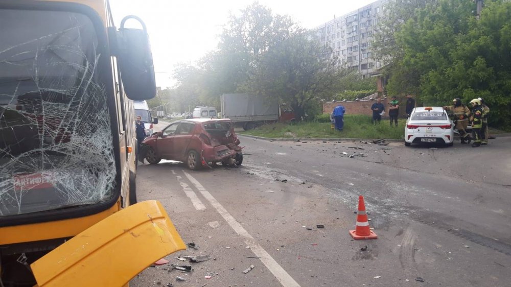 В Ростове на Нансена водитель автобуса №96 устроил массовое ДТП с пострадавшими
