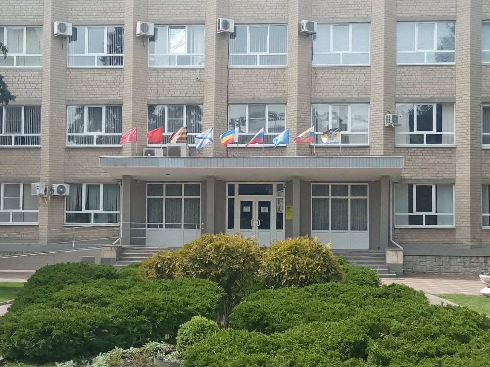 Жители Ростовской области не поняли установку сразу 9 флагов на здании администрации