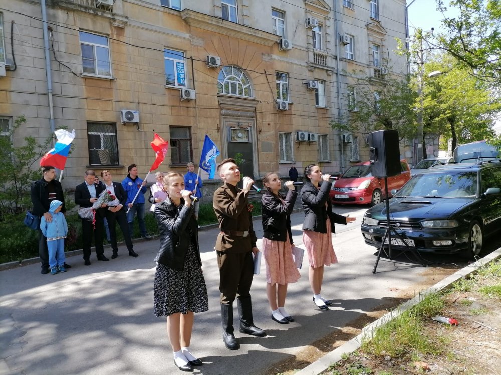 99-летнюю зенитчицу поздравили концертом на улице Портовой в Ростове 7 мая