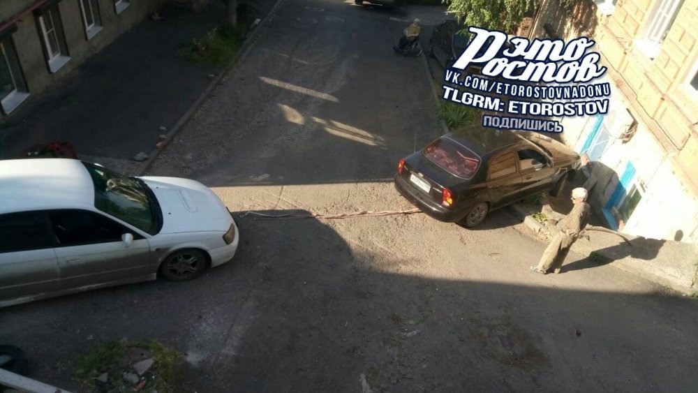 Машина без водителя в Ростове на Трудящихся едва не натворила большую беду