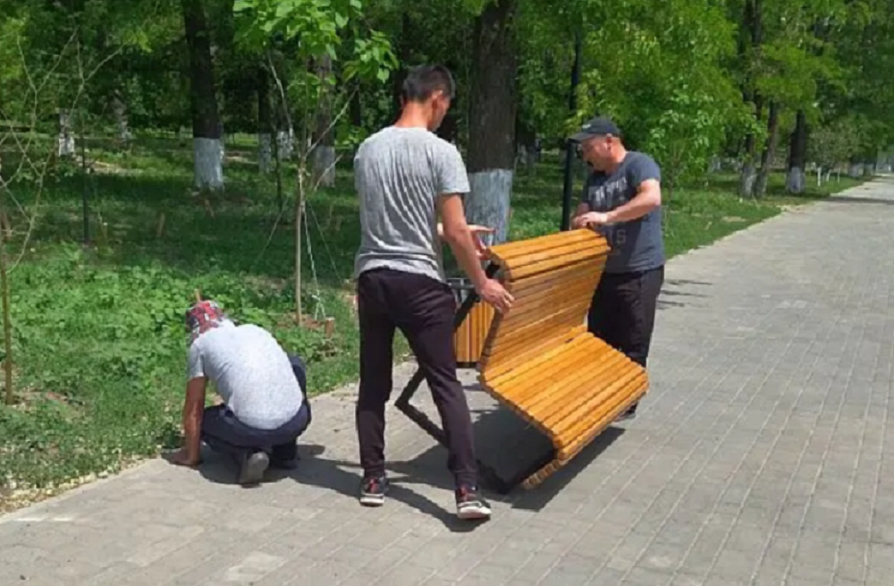 В Ростове подрядчик демонтировал скамейки и детскую площадку в парке 8 Марта, разгневавшись на администрацию