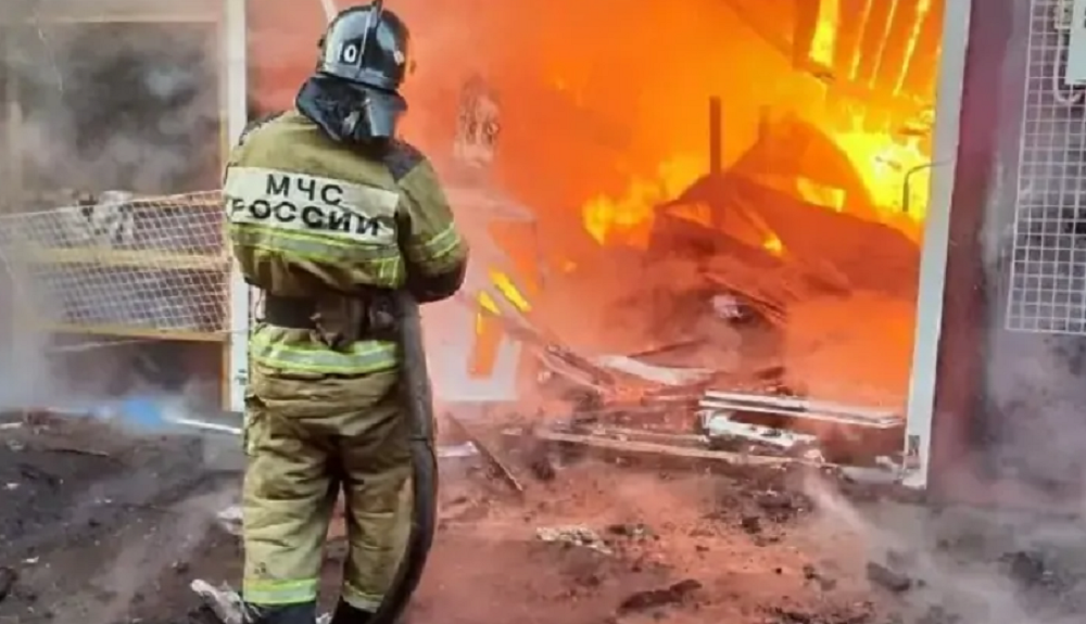 В Аксайском районе ночью 1 июня сгорел торговый павильон рынка «Классик»