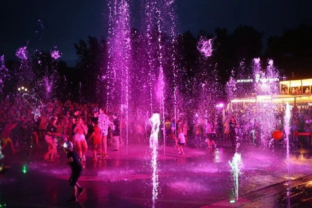 Невероятный праздник устроили в Ростове-на-Дону в честь запуска свето-музыкального фонтана на Аллее роз