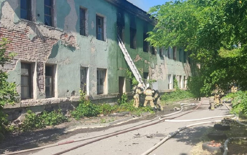 В Ростове-на-Дону загорелся аварийный дом на Нансена днем 2 июня