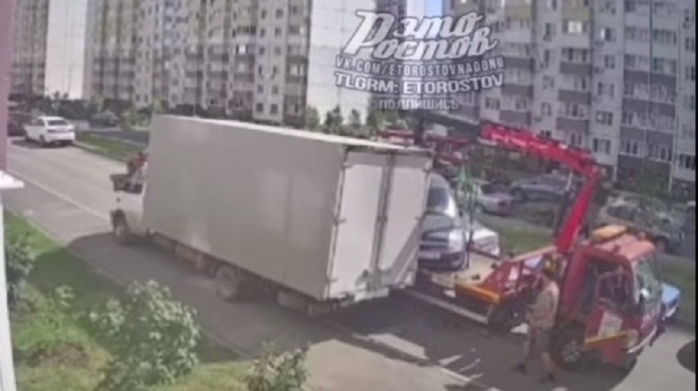 В Ростове на Северном водитель эвакуатора повредил несколько автомобилей 4 июня
