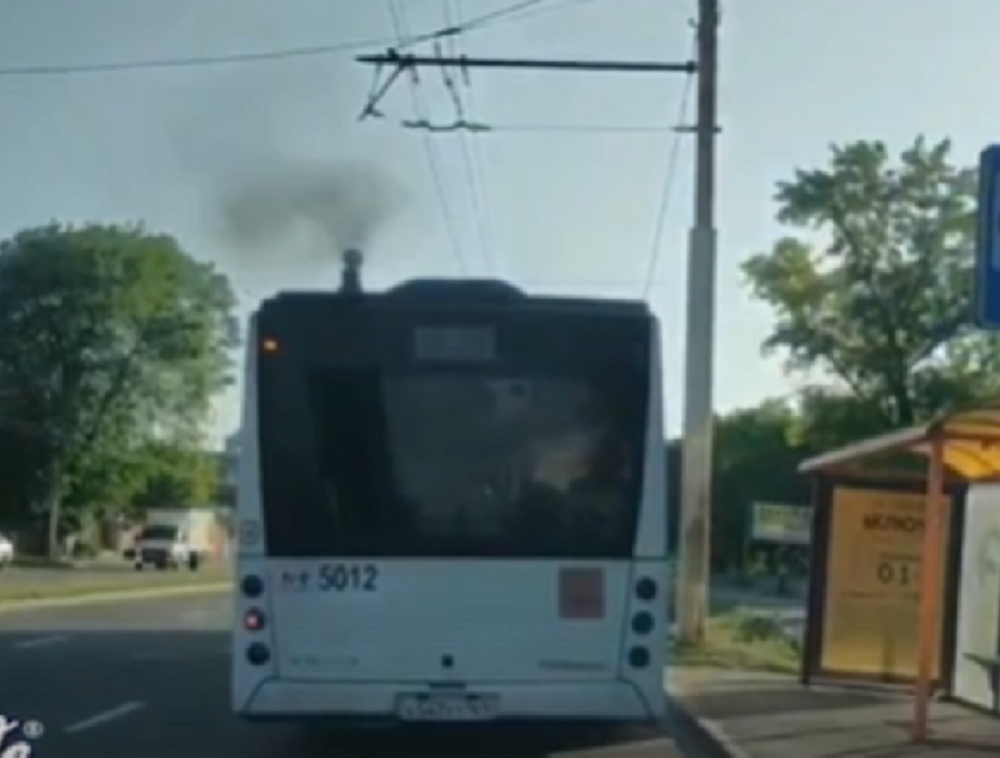Чадящий автобус, курсирующий по Ростову, горожане назвали «туристическим паровозом»