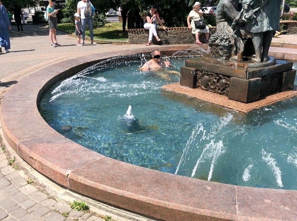 Бомж устроил себе банный день в центре Ростова-на-Дону в фонтане