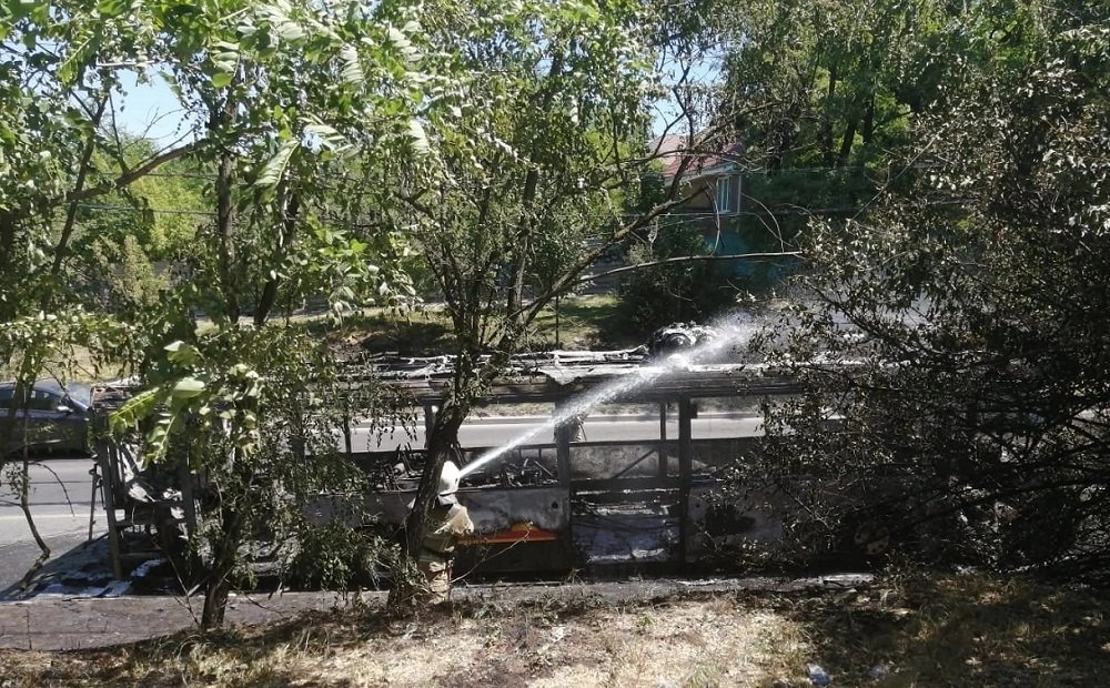 В Ростове на ходу загорелся автобус