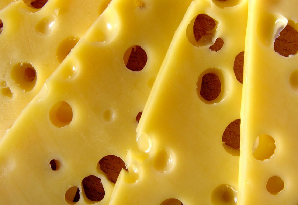 В Ростовской области на прилавках магазинов обнаружены поддельные сыр и масло в июне