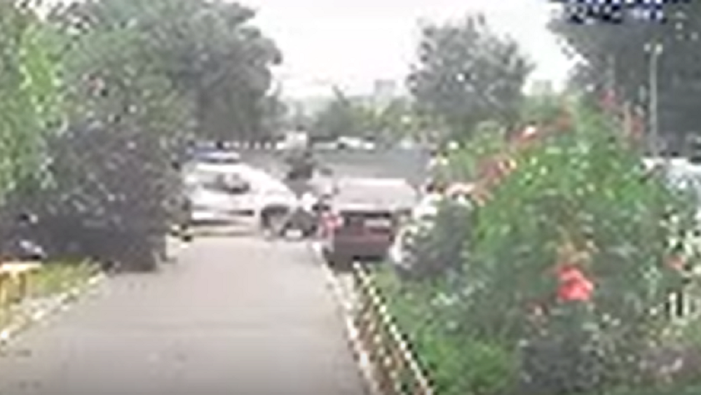 В Ростове-на-Дону пьяный мужчина устроил забег по автомобилям и разгромил их