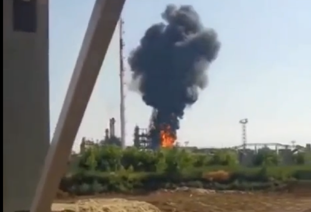 Момент падения украинского беспилотника на нефтеперерабатывающий завод в Ростовский области попал на видео