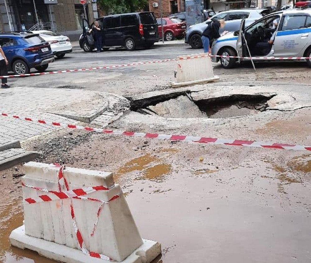 Огромный провал в асфальте образовался посреди дороги в центре Ростова 25 июня