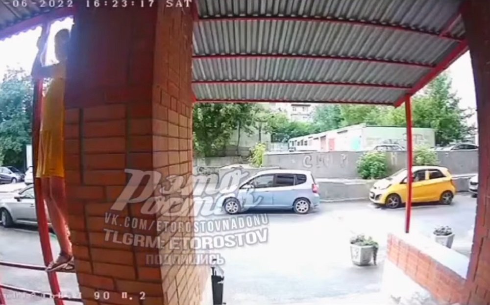 Ростовчане разыскивают неизвестных закидавших с балкона кирпичами припаркованную иномарку 25 июня