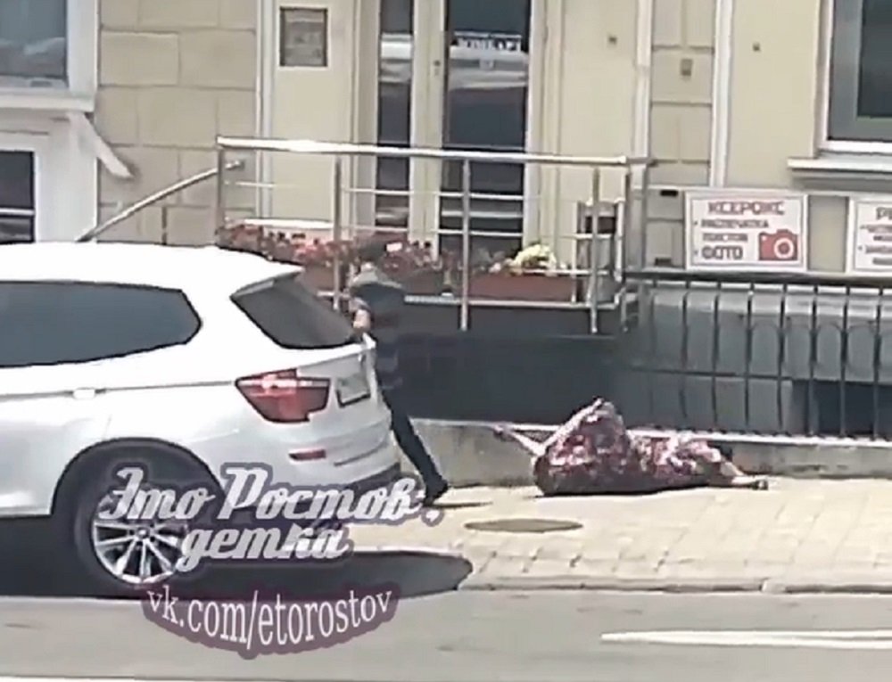 Мужчина одним ударом отправил в нокаут женщину на площади Карла Маркса в Ростове-на-Дону на глазах очевидцев