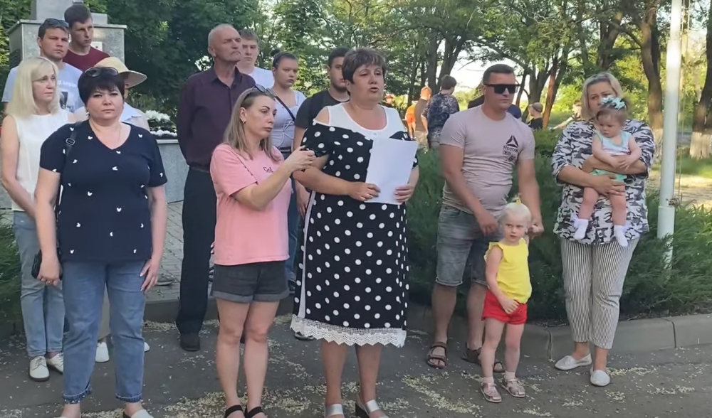 Возмущенные жители в Ростовской области просят Путина не превращать единственную школу в церковь