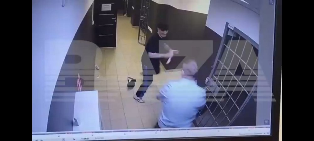 Всплыло видео попытки 16 раз зарезать пристава в суде в Ростове 8 июня