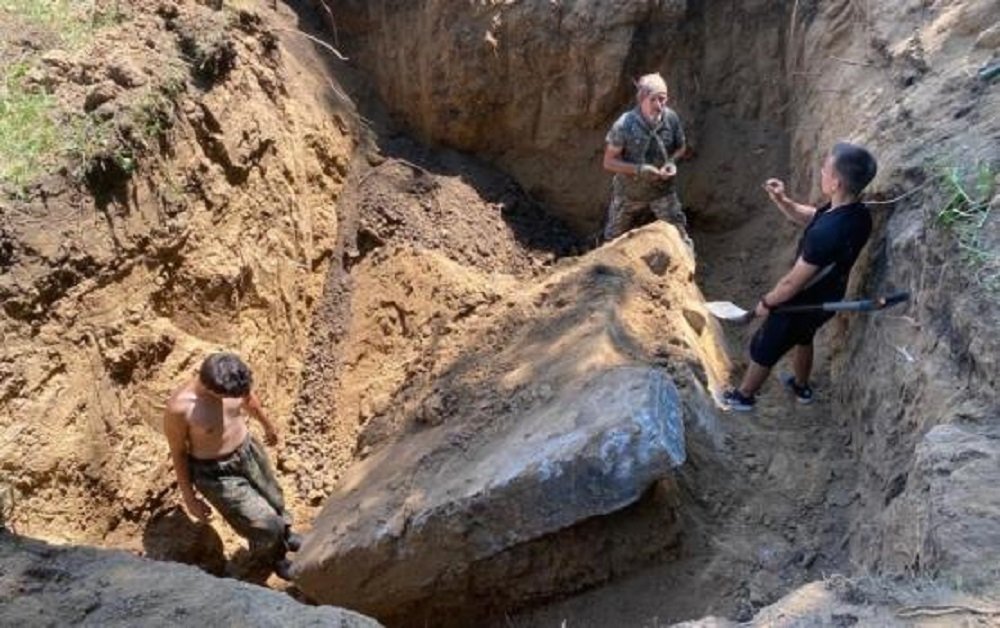 При раскопках в расстрельной яме в Ростове нашли огромную часть памятника в парке Авиаторов