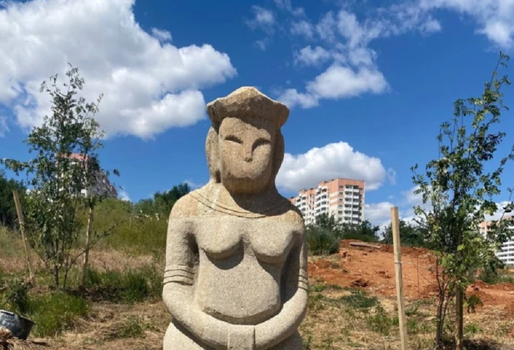 В парке в Суворовском в Ростове установили статуи каменных баб