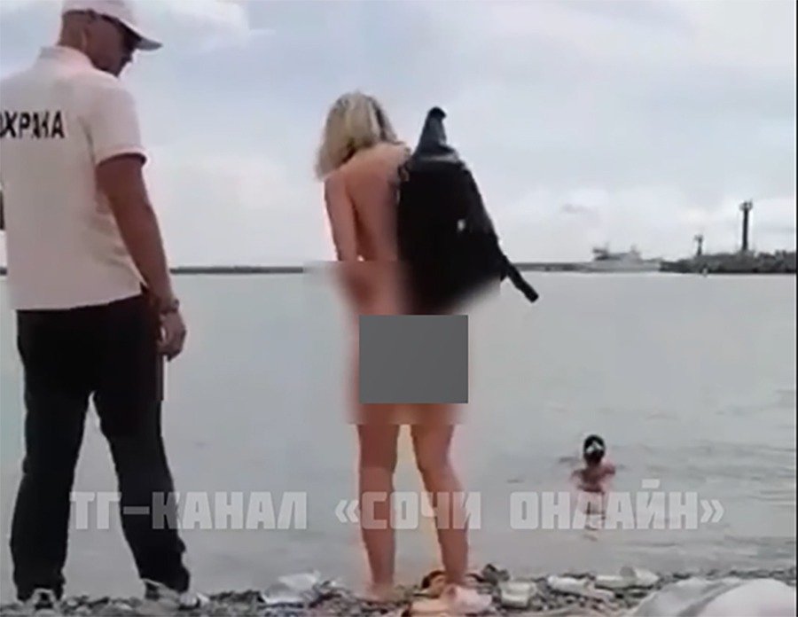 Девушка разделась догола на центральном пляже в Сочи и шокировала отдыхающих