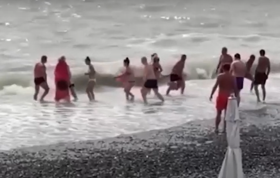 Сочи в июне можно ли купаться. Мужчина на пляже. Море в Сочи сейчас. Мужчины на пляже в Сочи. Тягун пляжах.