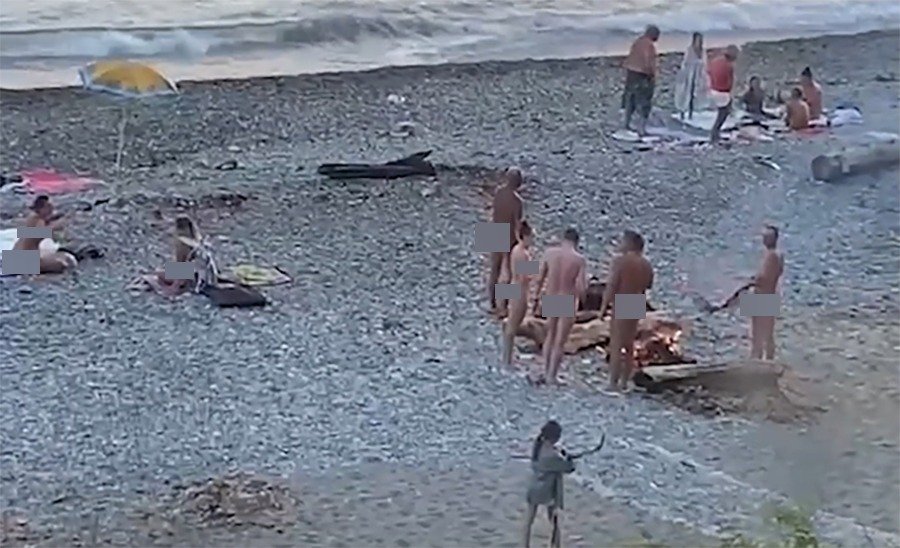 Жителей Сочи возмутила толпа нудистов вместе с детьми на пляже