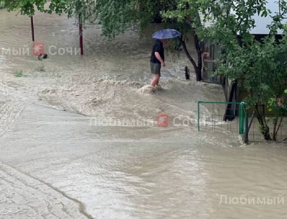 Утром 18 июля часть Сочи затопило мощным ливнем