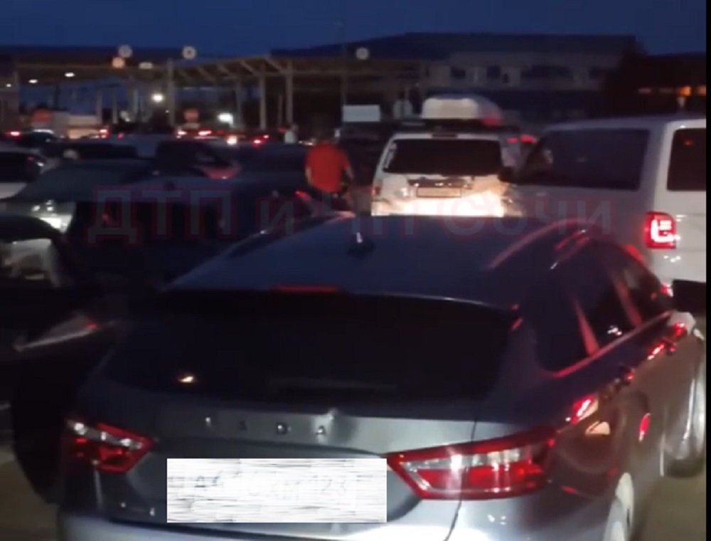 Россияне пожаловались на адские пробки на границе с Абхазией даже ночью
