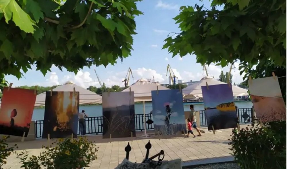 Ростовские художники провели выставку-протест у ресторана Аркадия Новикова днем с 25 июля