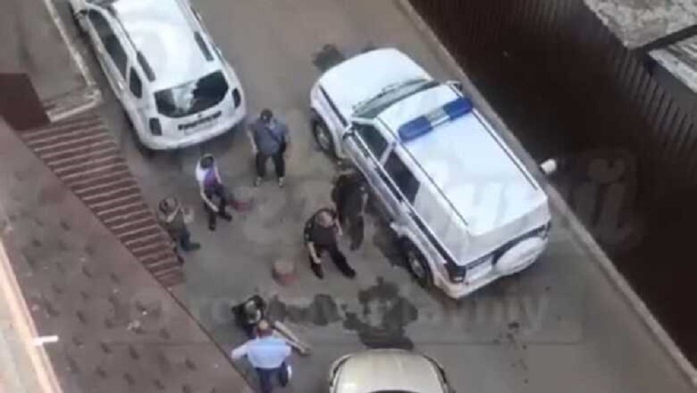 Толпа в Ростове поймала наркозакладчика и загнала его в подъезд многоэтажки