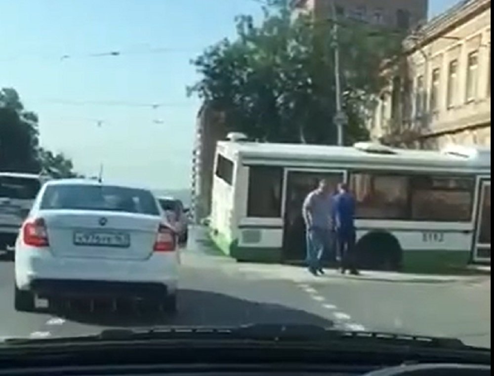 В центре Ростова автобус № 39 провалился в яму в асфальте 30 июля