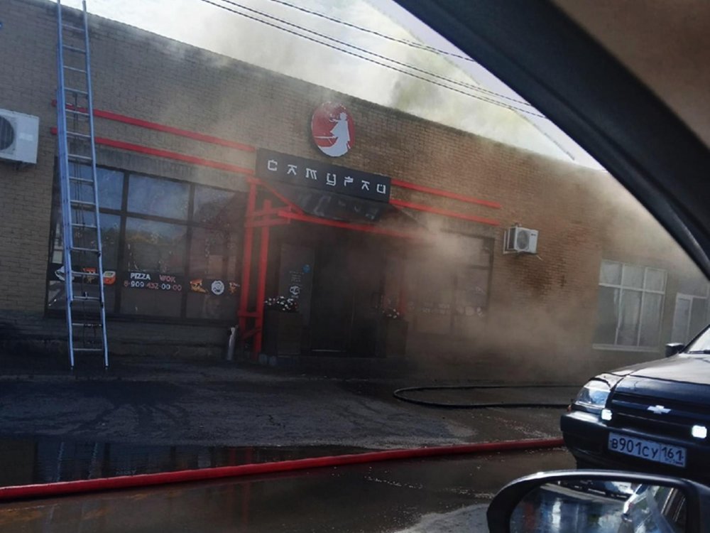 В Таганроге в третий раз сгорел суши-бар «Самурай» на Лесной бирже
