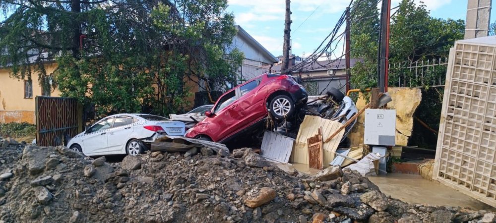 Ужасные последствия ночного потопа в центре Сочи, город превратился в кладбище утопленных автомобилей