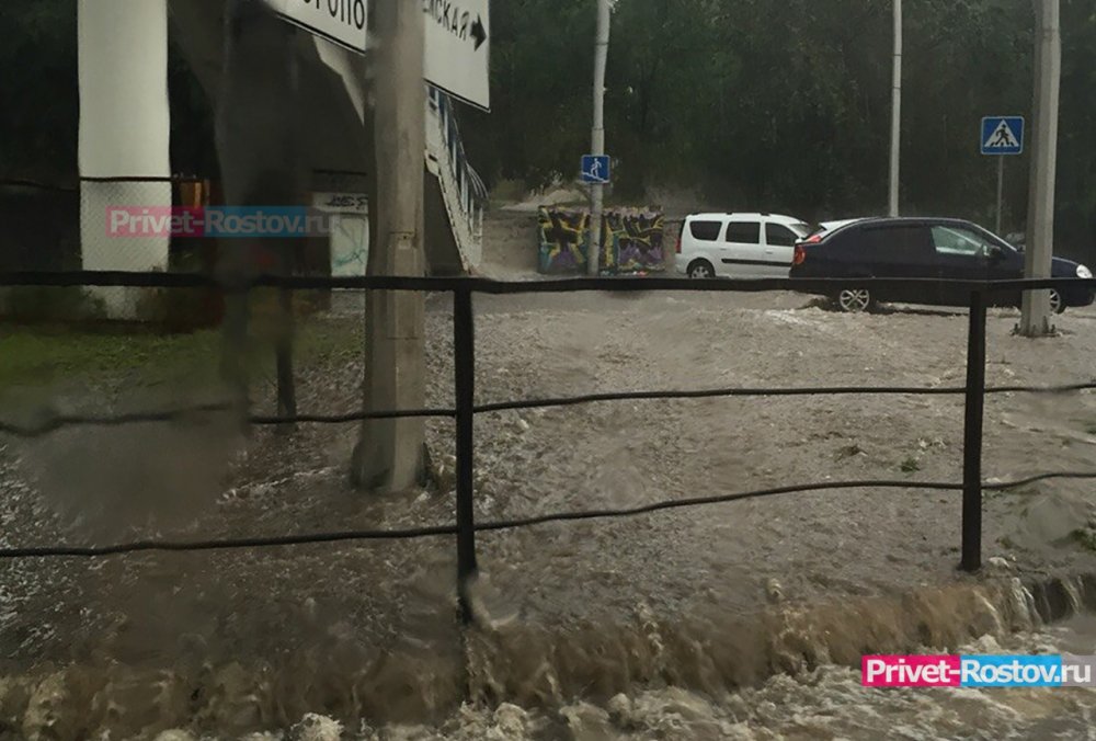 Водителей призвали быть осторожнее за рулем в сильный дождь в Ростовской области